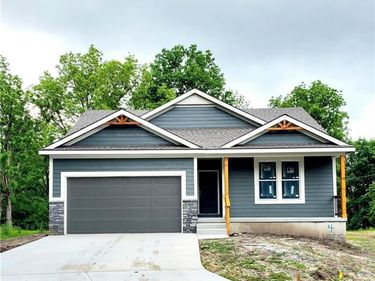 4 HIGHLAND Circle, Smithville, MO 64089