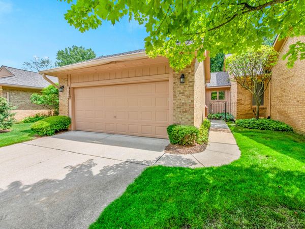 21910 River Ridge Trail, Farmington, MI 48335