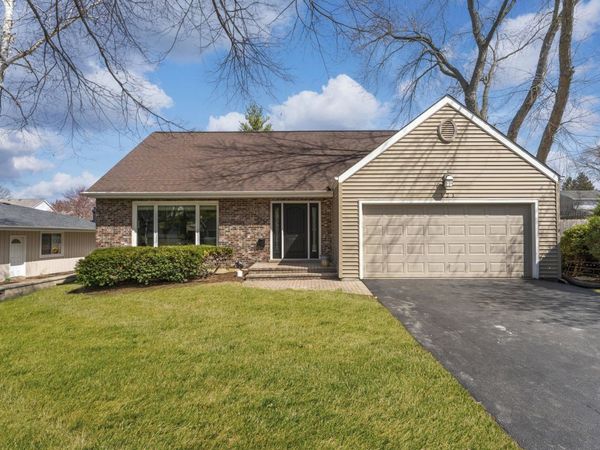 121 N Glendale Avenue , Barrington, IL 60010