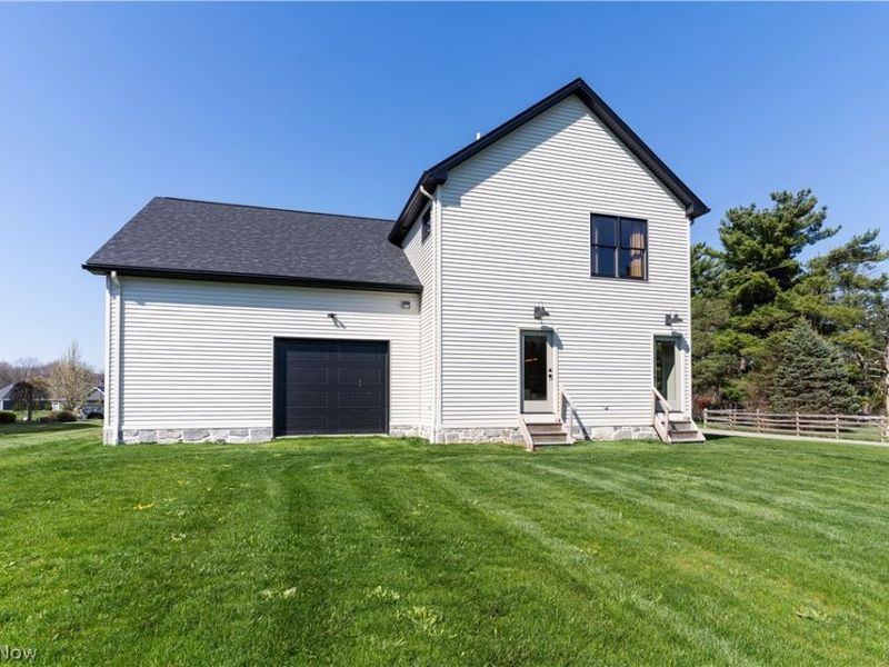 782 Radcliffe Pass, Columbiana, OH 44408 Photo 2