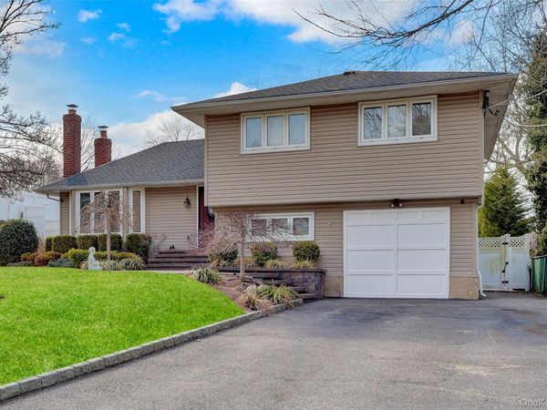 34 Hunter Place, Smithtown, NY 11787