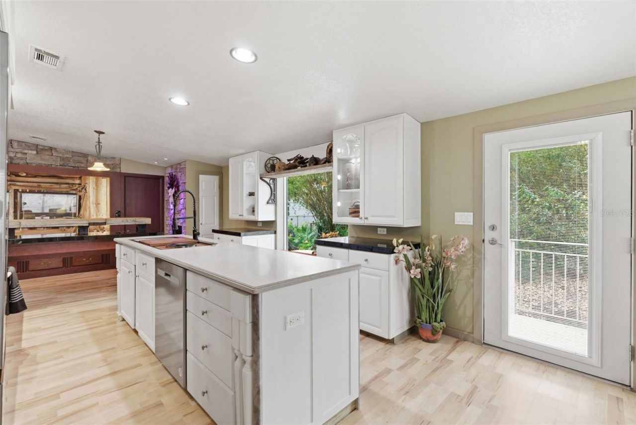 9101 Wood Terrace Drive , Tampa, FL 33637 Photo