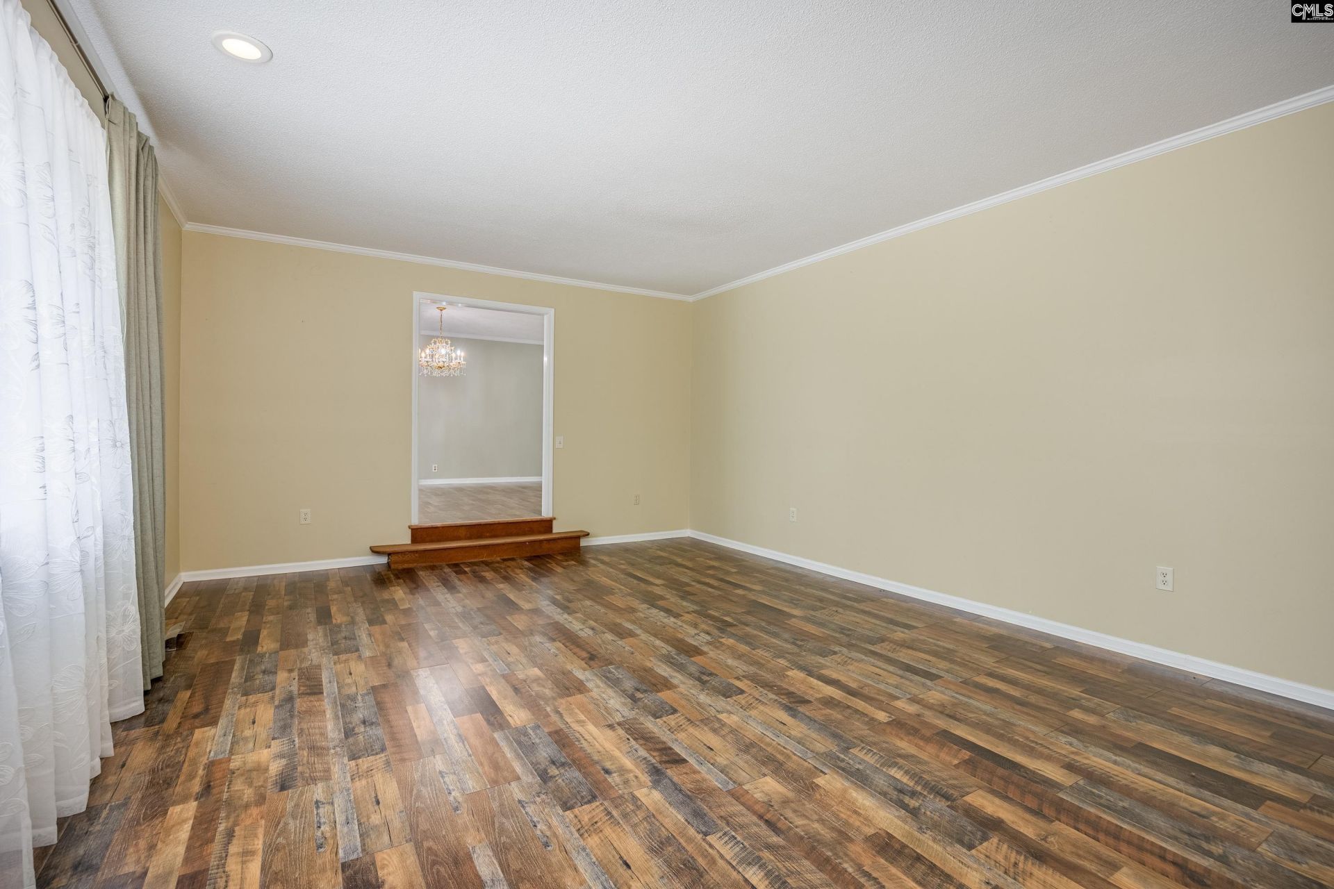 122 Runnymede Boulevard  Photo 6