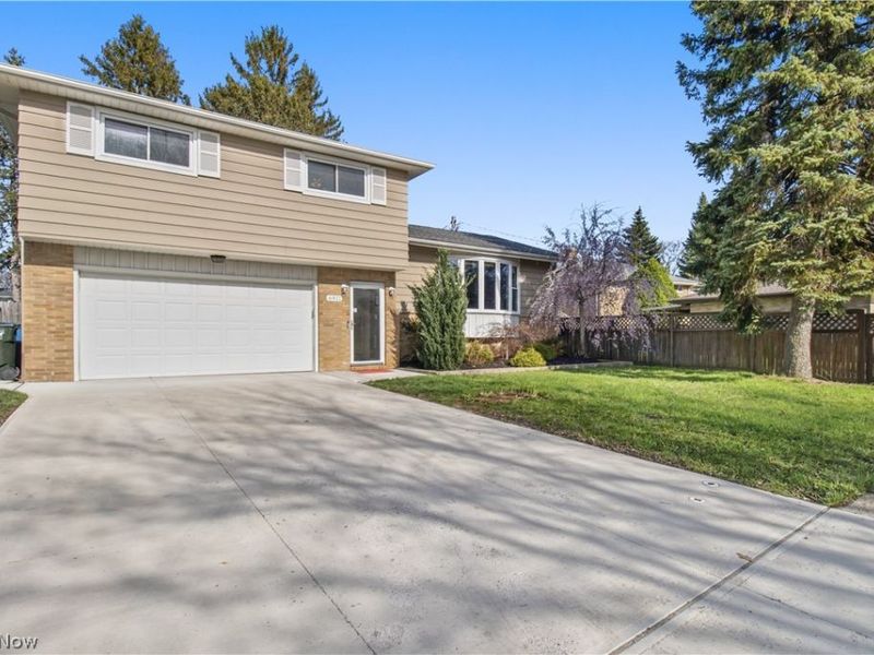 6911 Lantern Lane, Parma Heights, OH 44130 Photo 2