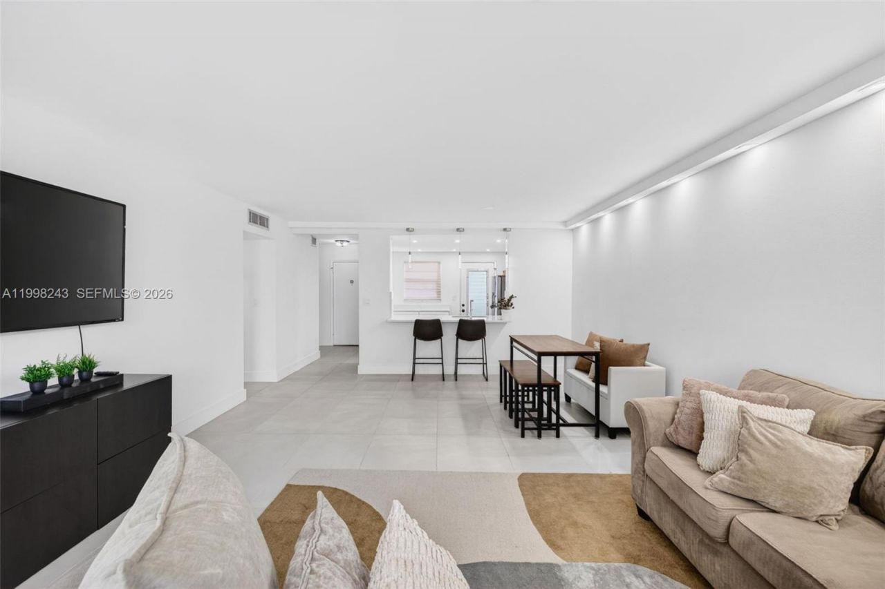 420 NE 12th Ave, Unit 202, Hallandale Beach, FL 33009 Main Photo