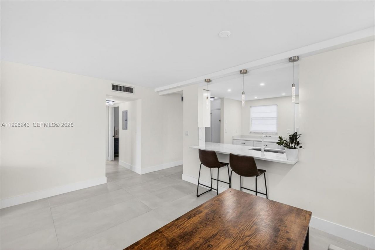 420 NE 12th Ave, Unit 202, Hallandale Beach, FL 33009 Photo