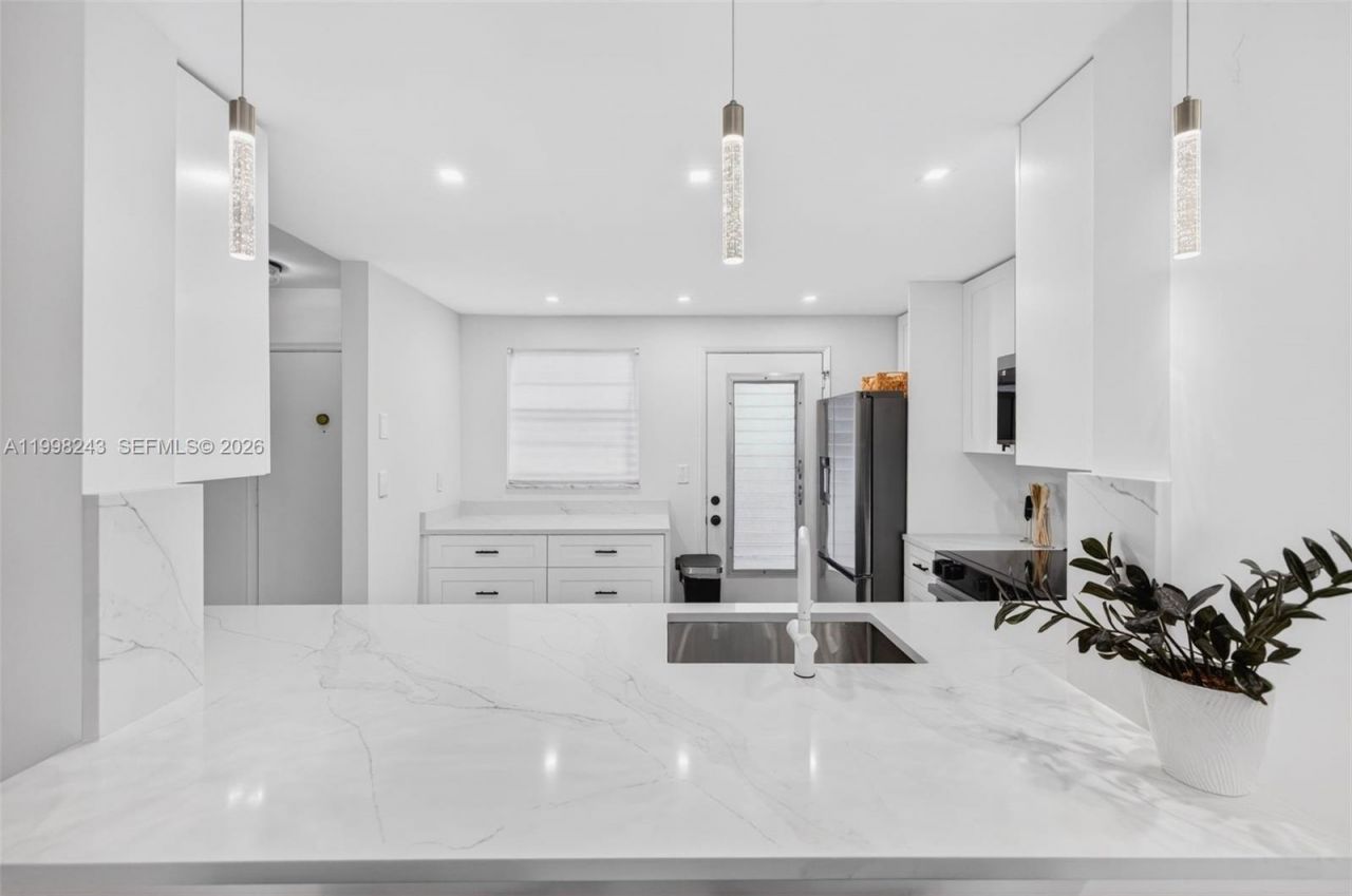 420 NE 12th Ave, Unit 202, Hallandale Beach, FL 33009 Photo