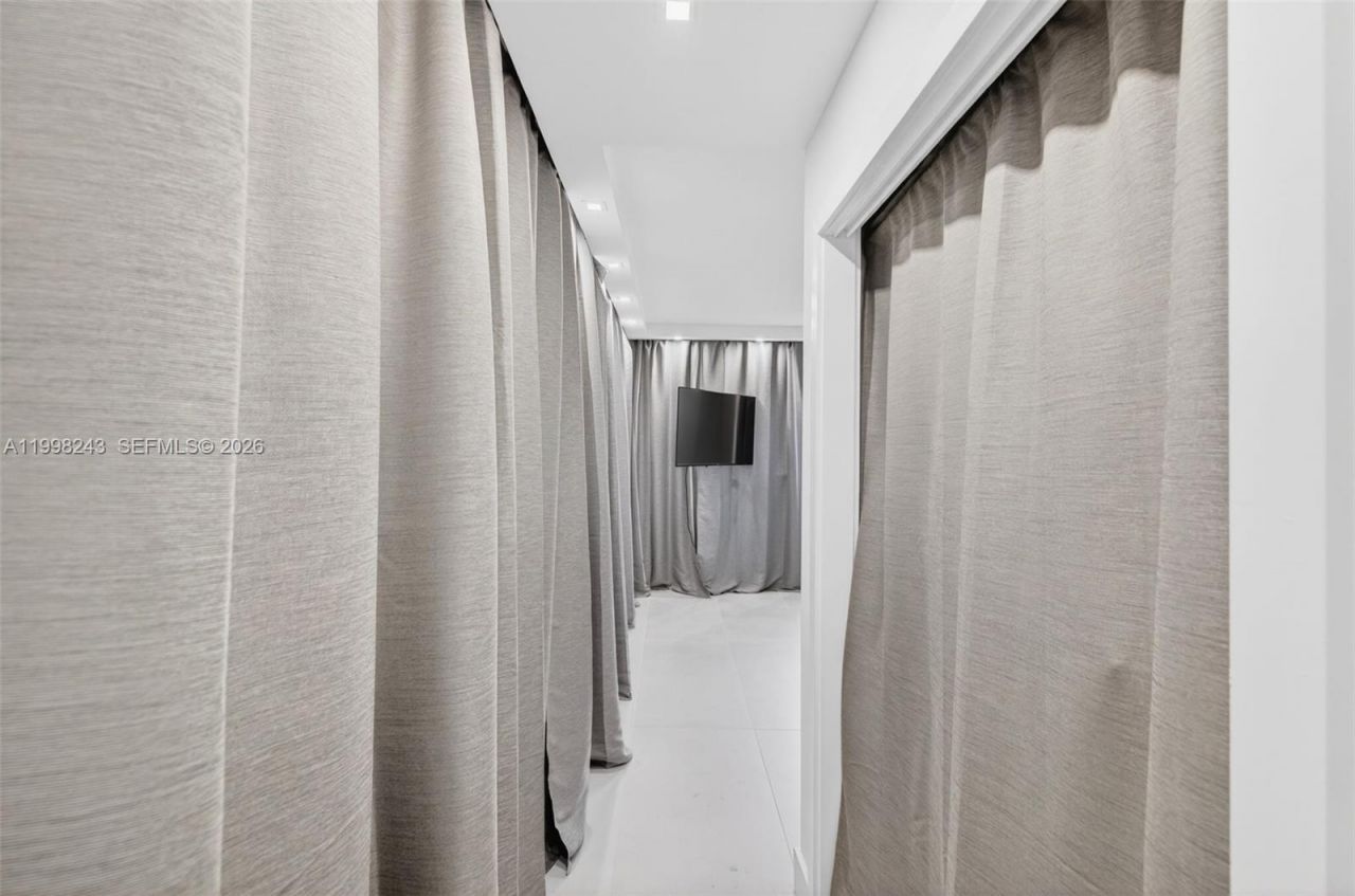 420 NE 12th Ave, Unit 202, Hallandale Beach, FL 33009 Photo