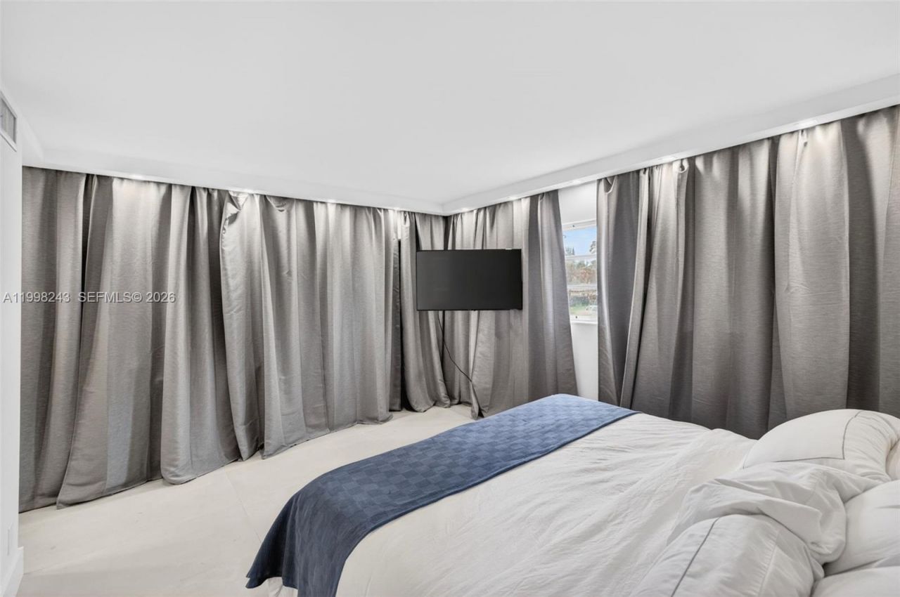 420 NE 12th Ave, Unit 202, Hallandale Beach, FL 33009 Photo