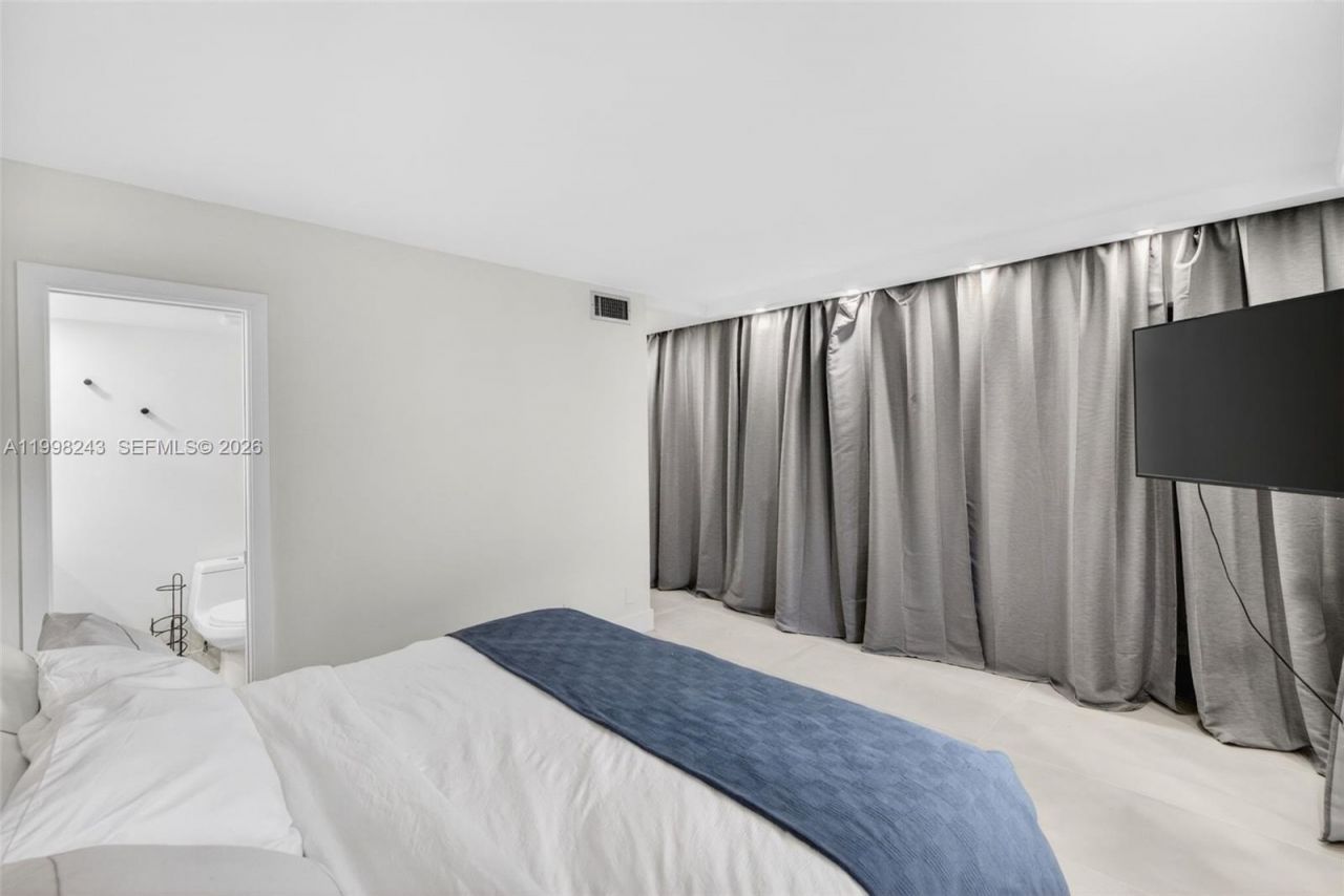 420 NE 12th Ave, Unit 202, Hallandale Beach, FL 33009 Photo