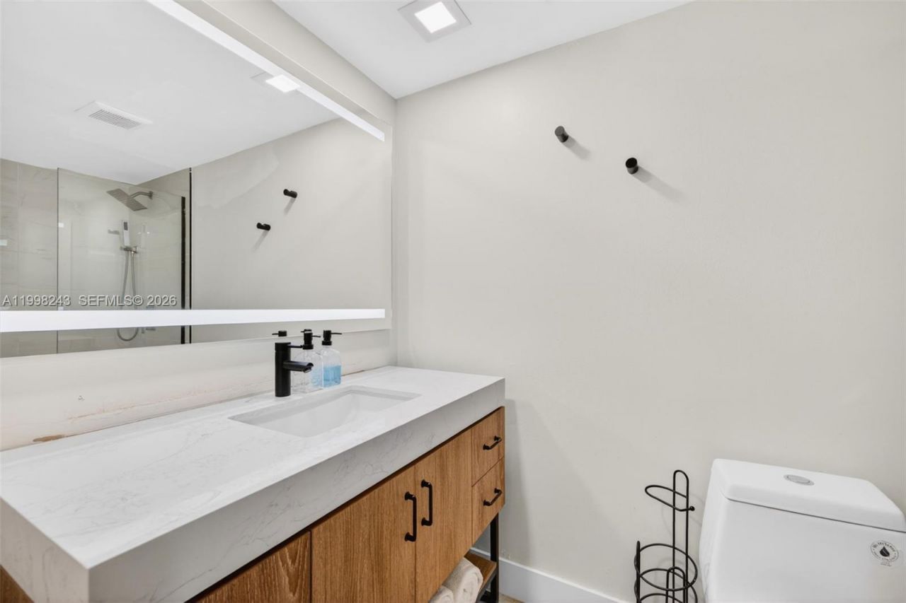 420 NE 12th Ave, Unit 202, Hallandale Beach, FL 33009 Photo