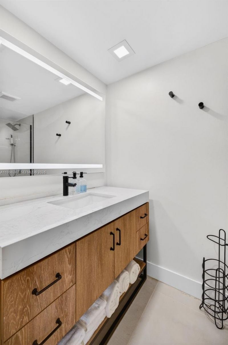 420 NE 12th Ave, Unit 202, Hallandale Beach, FL 33009 Photo