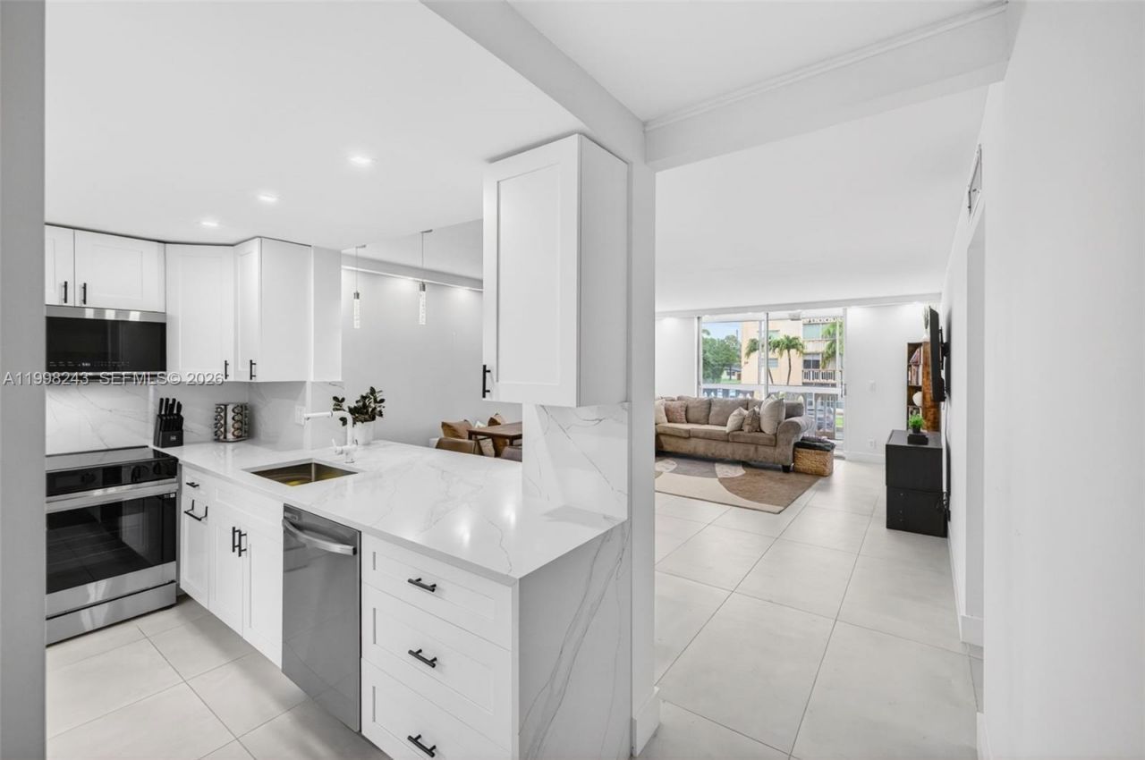 420 NE 12th Ave, Unit 202, Hallandale Beach, FL 33009 Photo