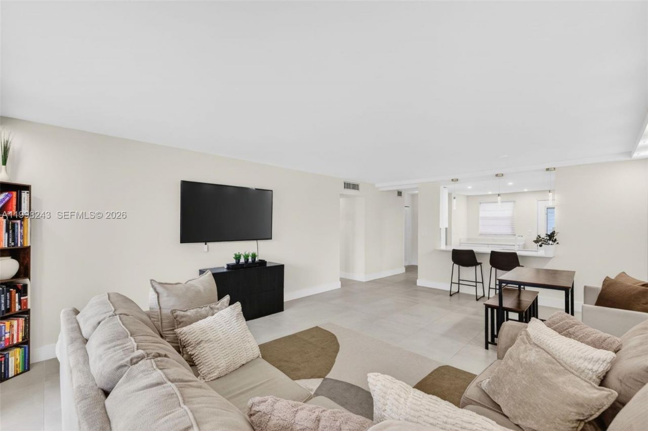 420 NE 12th Ave, Unit 202, Hallandale Beach, FL 33009 Photo