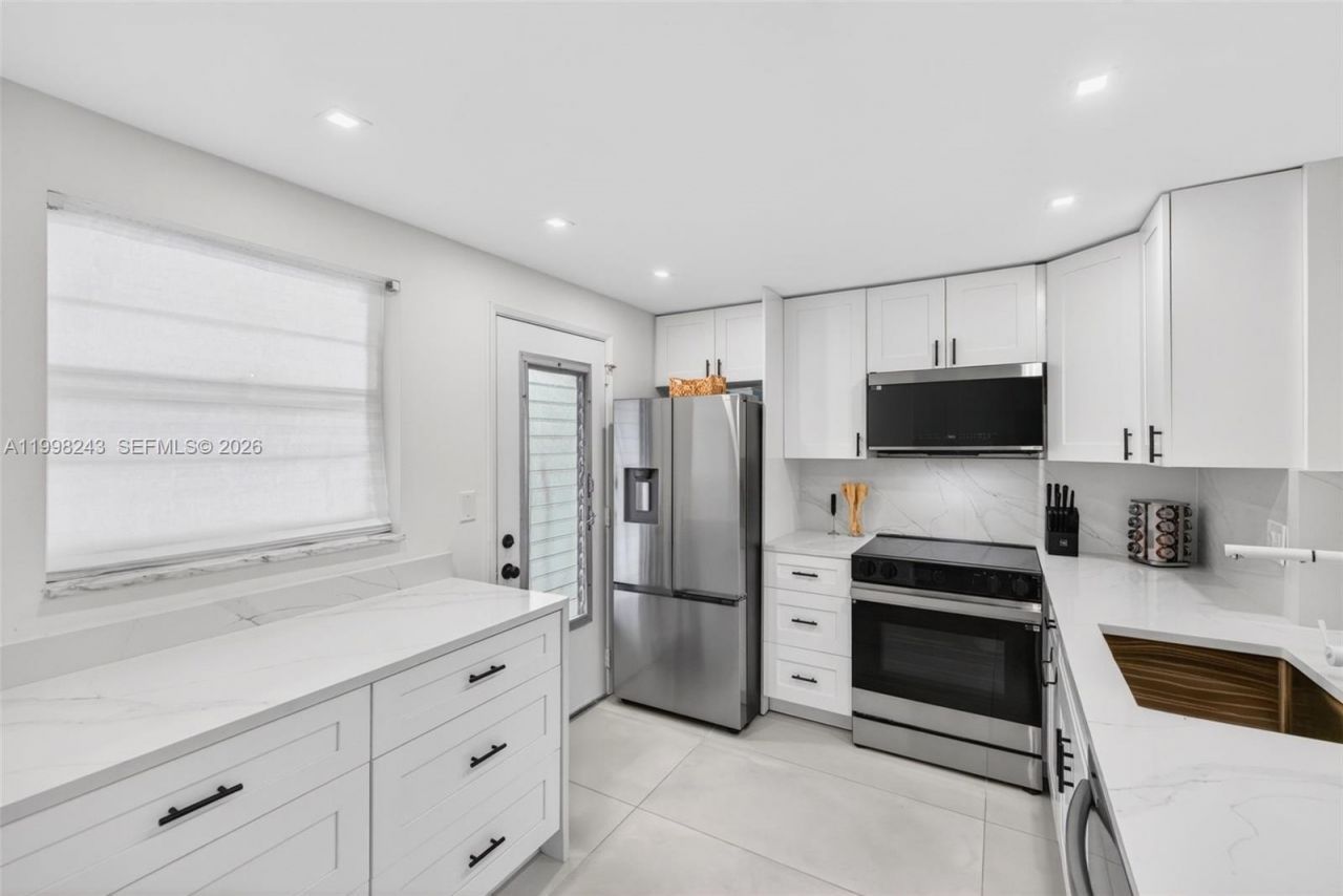 420 NE 12th Ave, Unit 202, Hallandale Beach, FL 33009 Photo