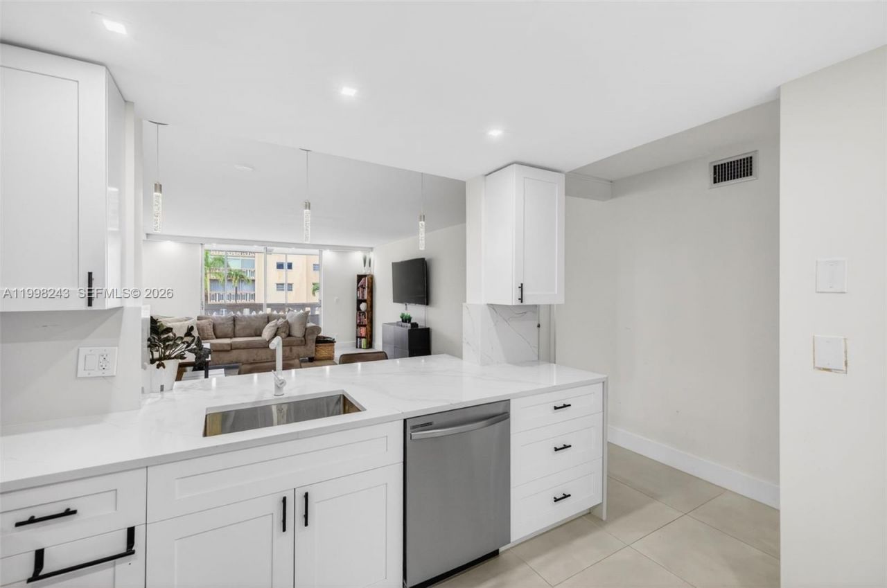 420 NE 12th Ave, Unit 202, Hallandale Beach, FL 33009 Photo