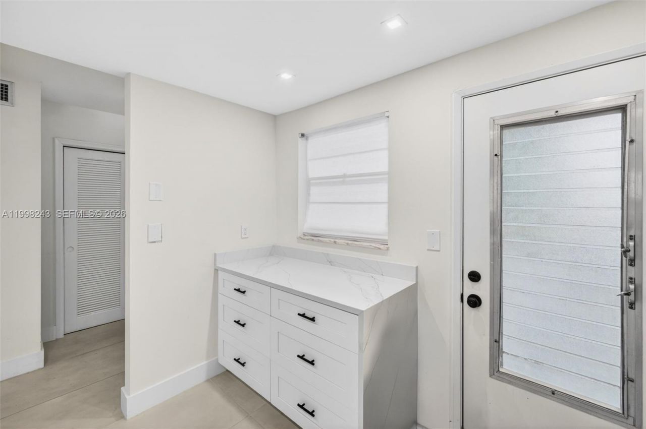 420 NE 12th Ave, Unit 202, Hallandale Beach, FL 33009 Photo