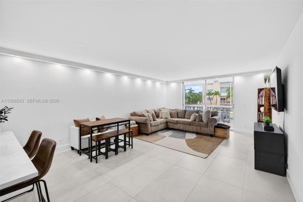 420 NE 12th Ave, Unit 202, Hallandale Beach, FL 33009 Photo