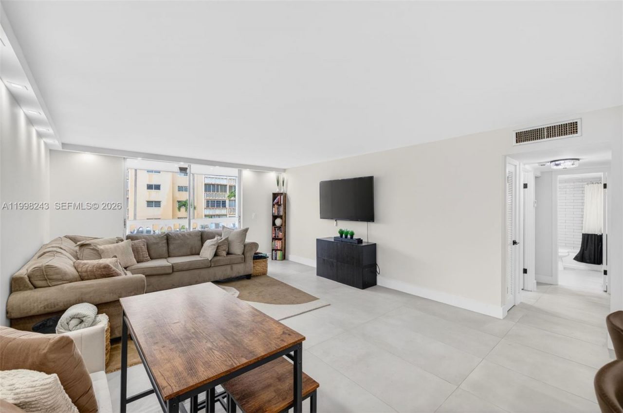 420 NE 12th Ave, Unit 202, Hallandale Beach, FL 33009 Photo