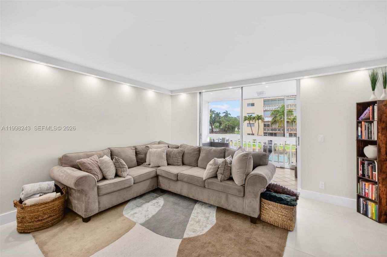 420 NE 12th Ave, Unit 202, Hallandale Beach, FL 33009 Photo
