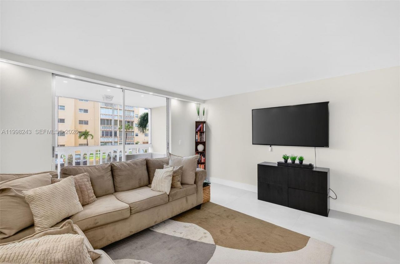 420 NE 12th Ave, Unit 202, Hallandale Beach, FL 33009 Photo