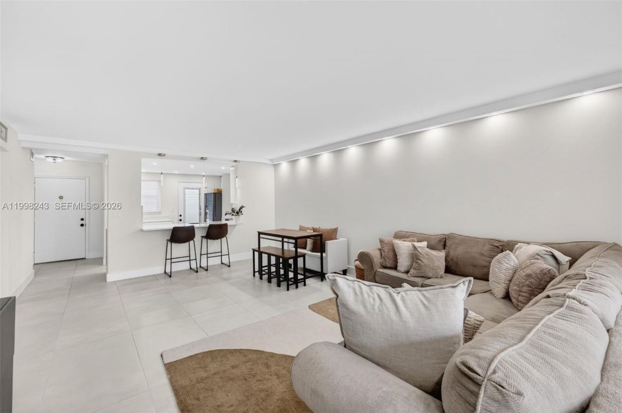 420 NE 12th Ave, Unit 202, Hallandale Beach, FL 33009 Photo