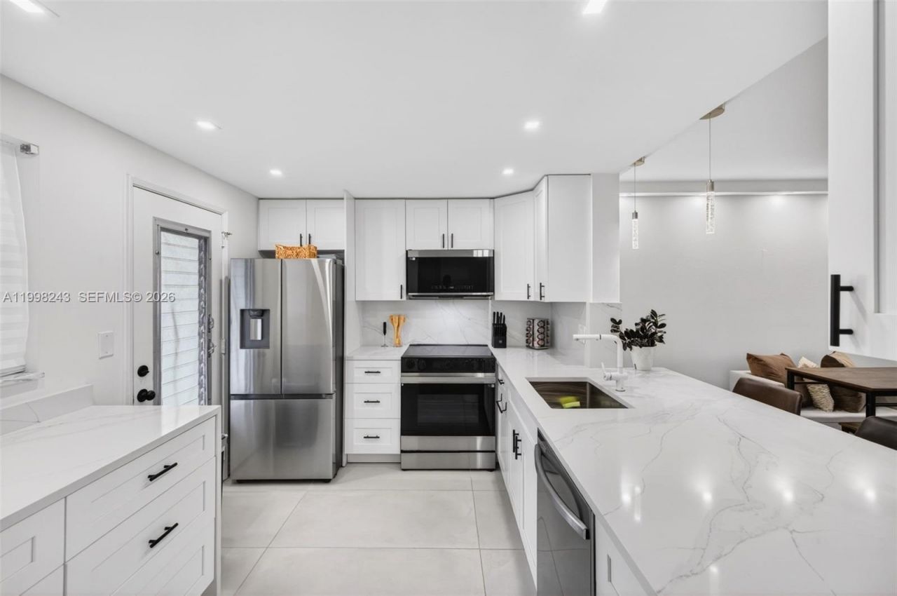 420 NE 12th Ave, Unit 202, Hallandale Beach, FL 33009 Photo