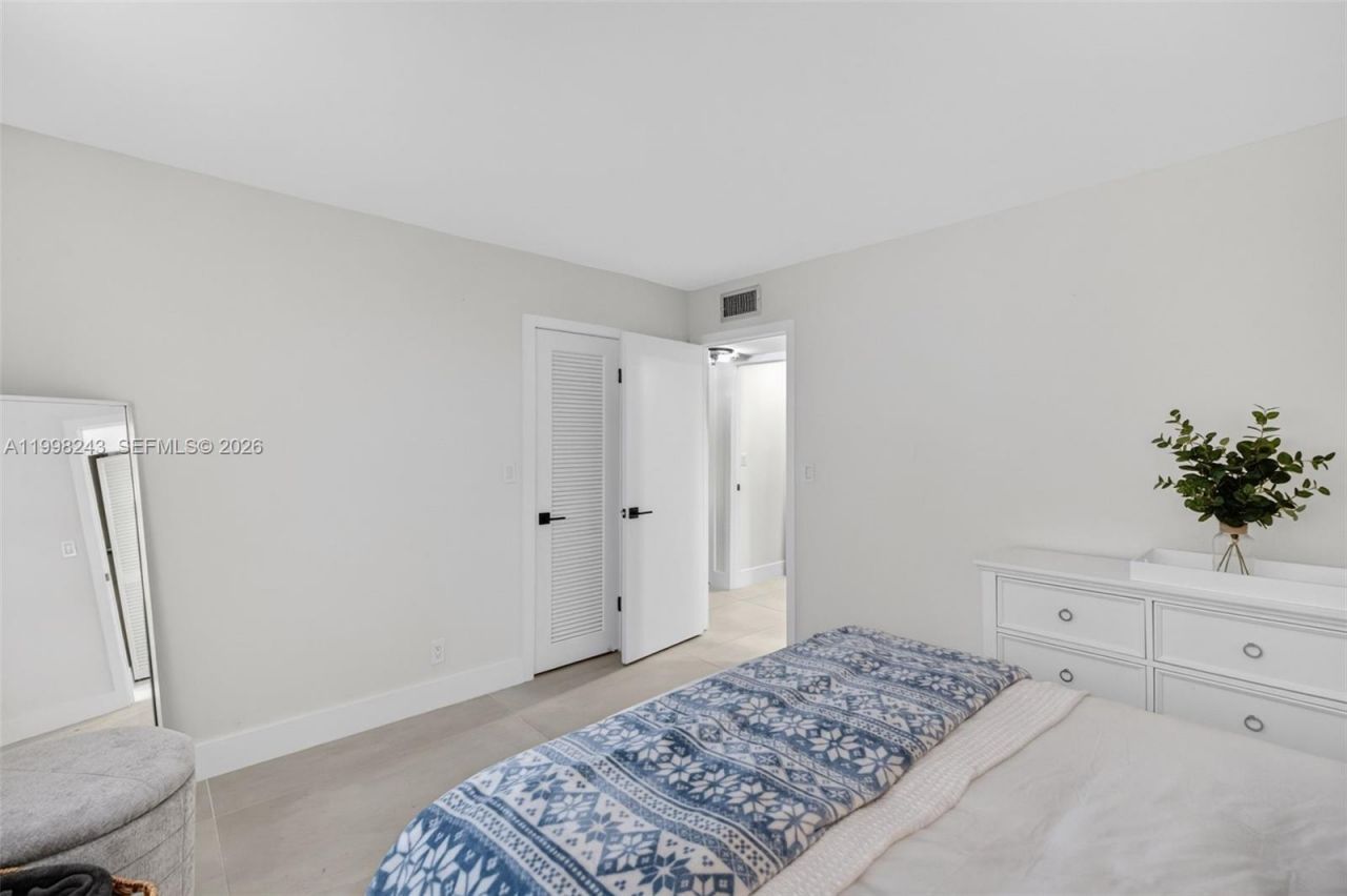 420 NE 12th Ave, Unit 202, Hallandale Beach, FL 33009 Photo