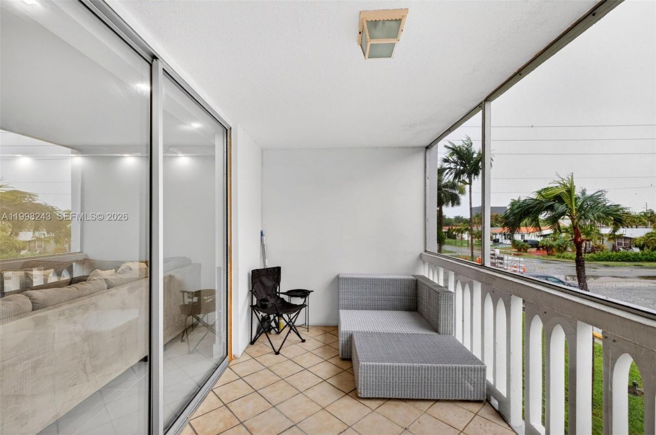 420 NE 12th Ave, Unit 202, Hallandale Beach, FL 33009 Photo