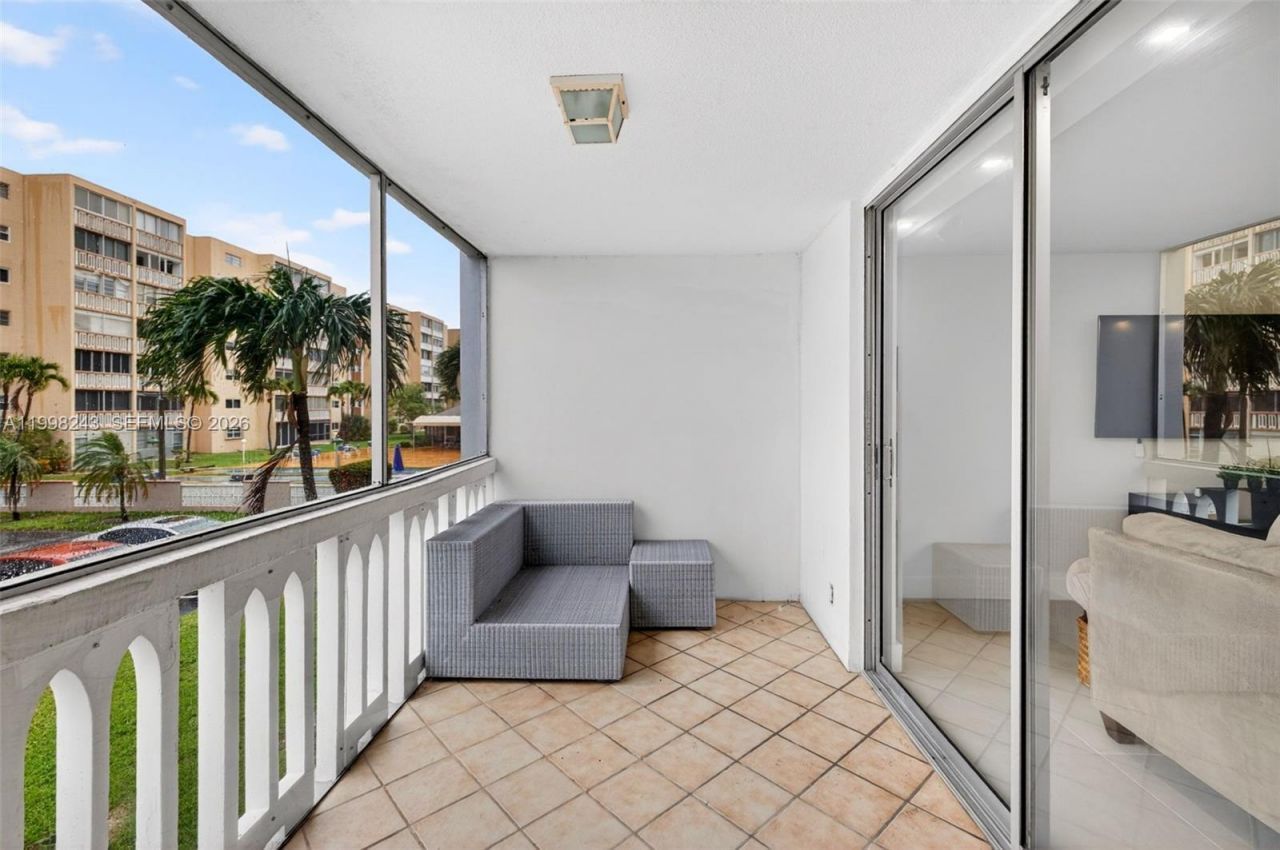 420 NE 12th Ave, Unit 202, Hallandale Beach, FL 33009 Photo