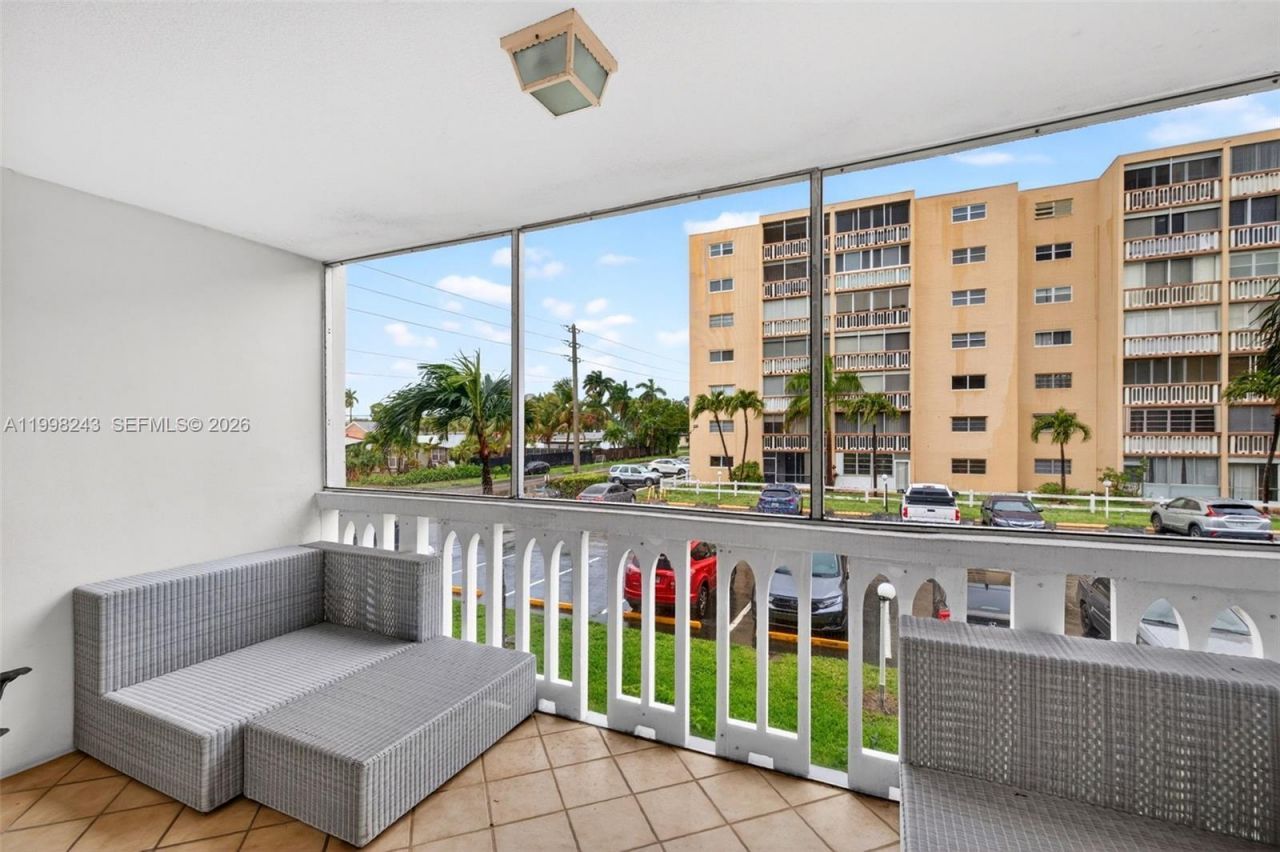 420 NE 12th Ave, Unit 202, Hallandale Beach, FL 33009 Photo