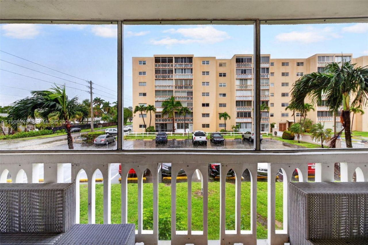 420 NE 12th Ave, Unit 202, Hallandale Beach, FL 33009 Photo