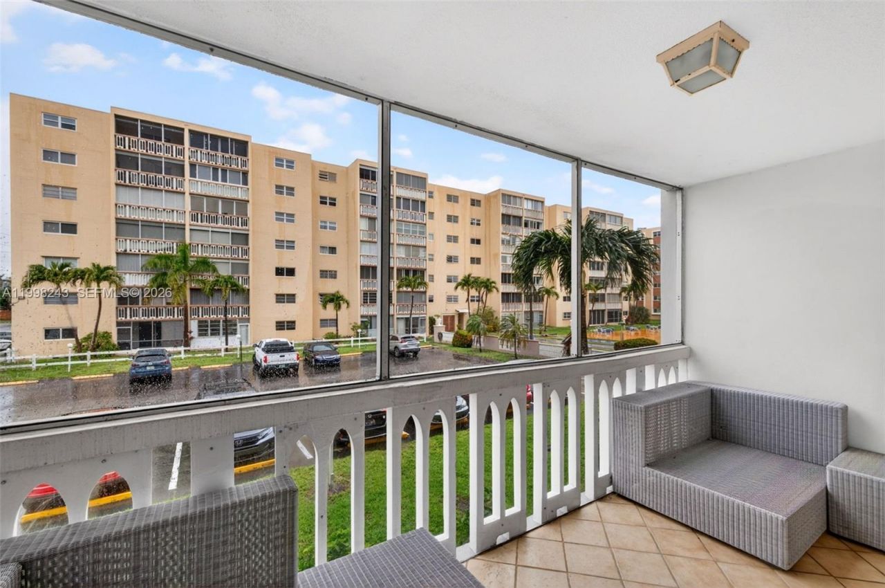 420 NE 12th Ave, Unit 202, Hallandale Beach, FL 33009 Photo