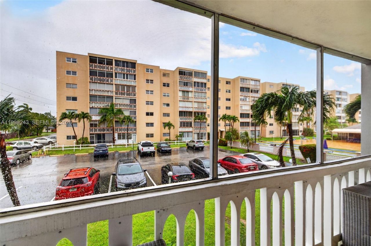 420 NE 12th Ave, Unit 202, Hallandale Beach, FL 33009 Photo