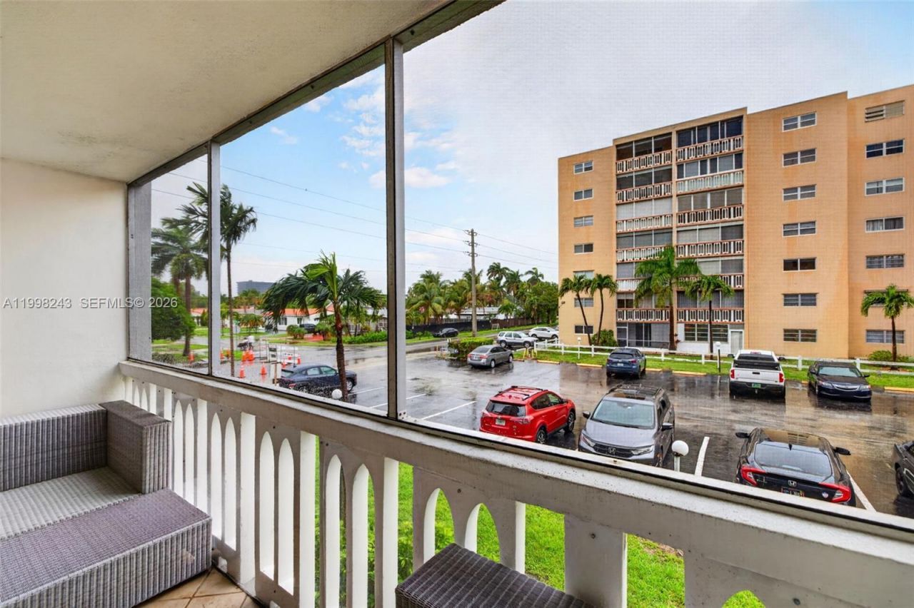 420 NE 12th Ave, Unit 202, Hallandale Beach, FL 33009 Photo