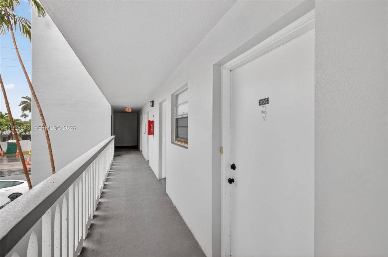 420 NE 12th Ave, Unit 202, Hallandale Beach, FL 33009 Photo