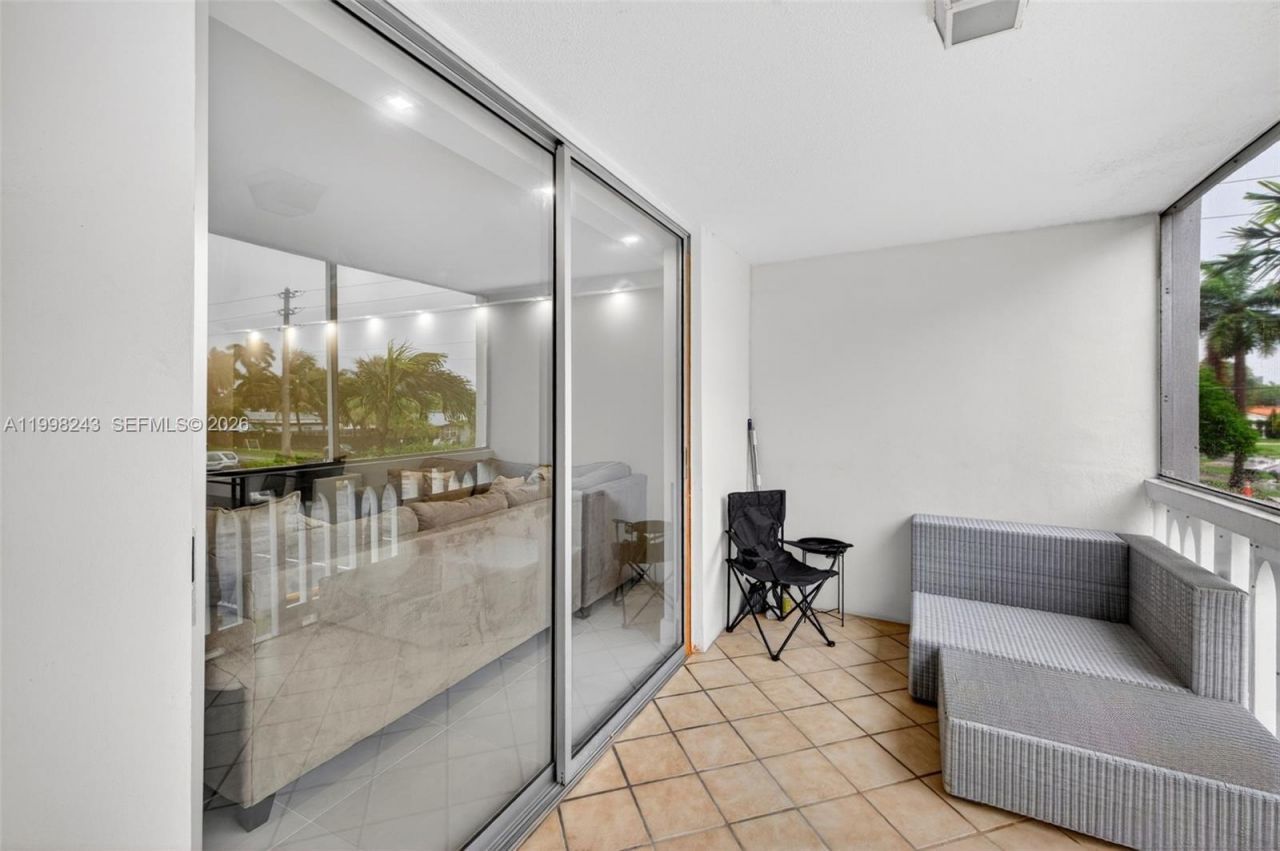 420 NE 12th Ave, Unit 202, Hallandale Beach, FL 33009 Photo