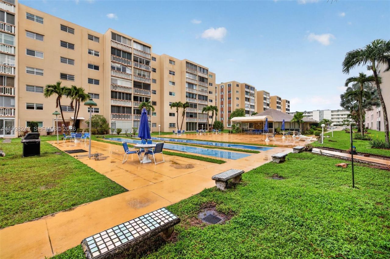 420 NE 12th Ave, Unit 202, Hallandale Beach, FL 33009 Photo