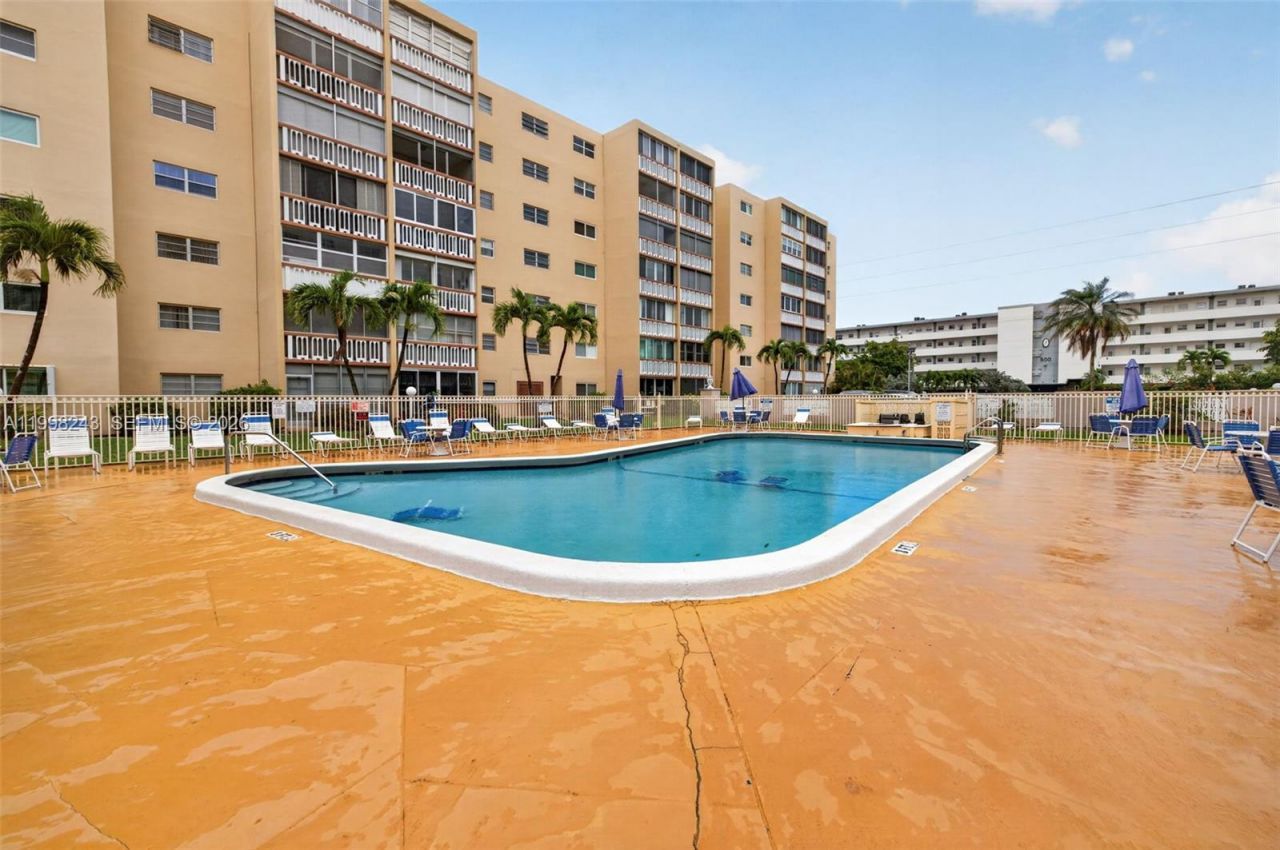 420 NE 12th Ave, Unit 202, Hallandale Beach, FL 33009 Photo