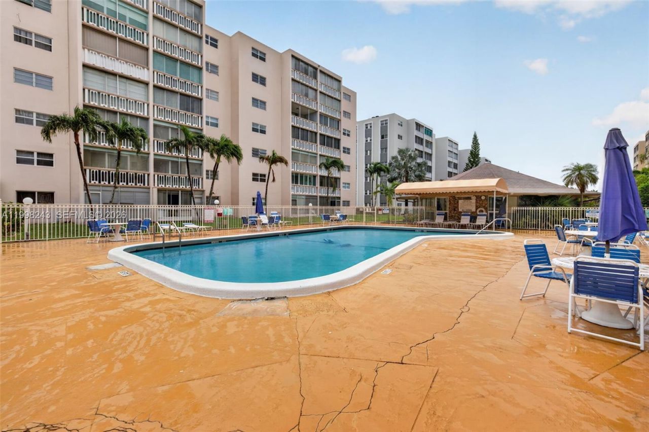 420 NE 12th Ave, Unit 202, Hallandale Beach, FL 33009 Photo