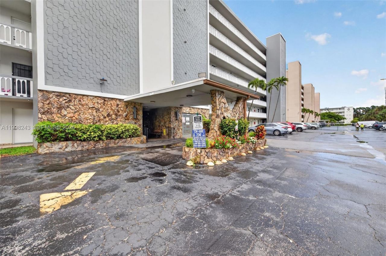 420 NE 12th Ave, Unit 202, Hallandale Beach, FL 33009 Photo
