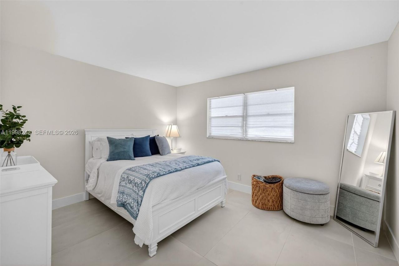 420 NE 12th Ave, Unit 202, Hallandale Beach, FL 33009 Photo