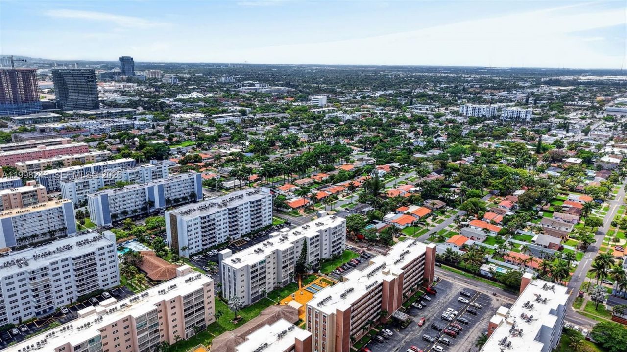 420 NE 12th Ave, Unit 202, Hallandale Beach, FL 33009 Photo