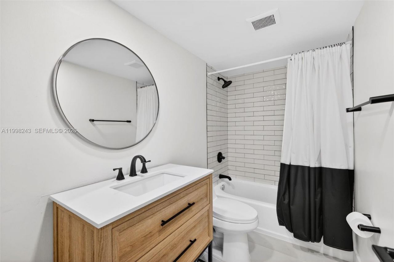 420 NE 12th Ave, Unit 202, Hallandale Beach, FL 33009 Photo