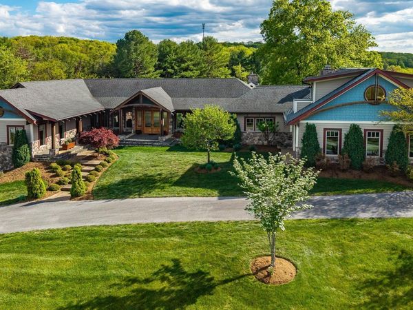 320 CARRSBROOK DR, Staunton, VA 24401