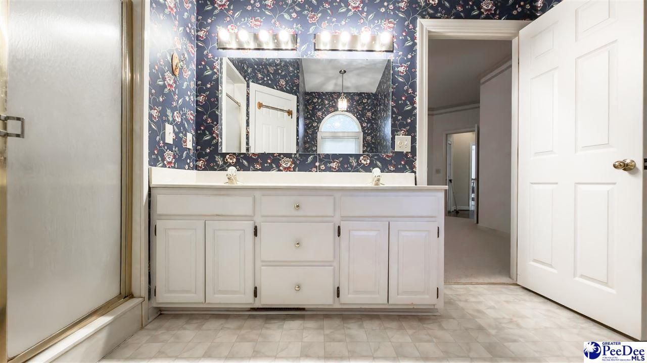 708 Yorkshire Court Photo 29