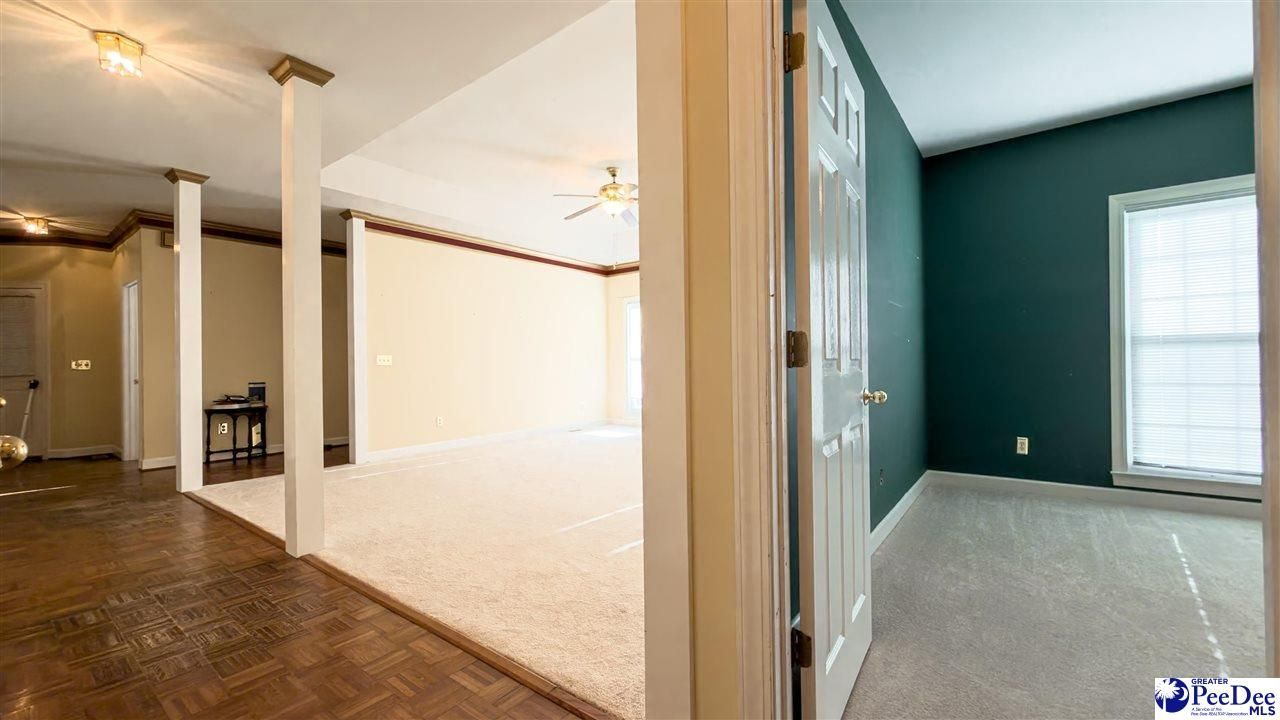 708 Yorkshire Court Photo 33