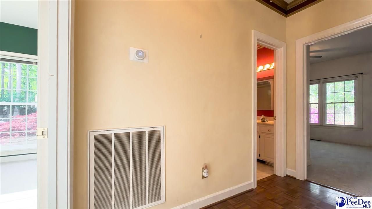 708 Yorkshire Court Photo 37