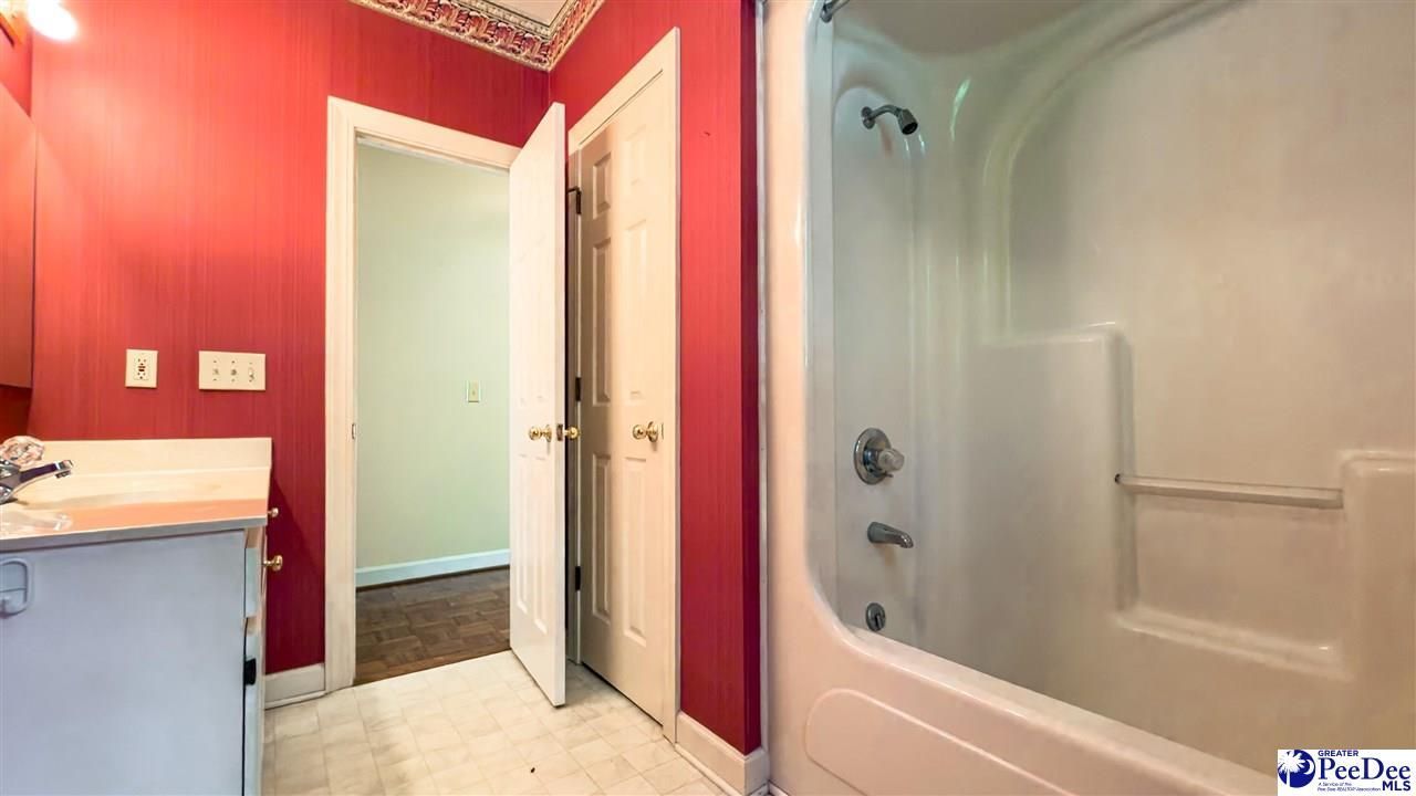 708 Yorkshire Court Photo 39