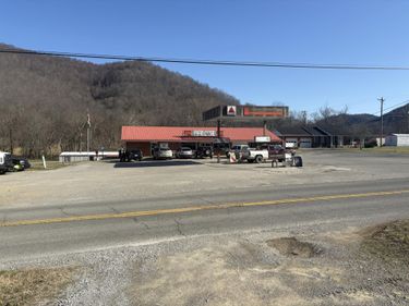 2950 State Hwy 223 , Flat Lick, KY 40935